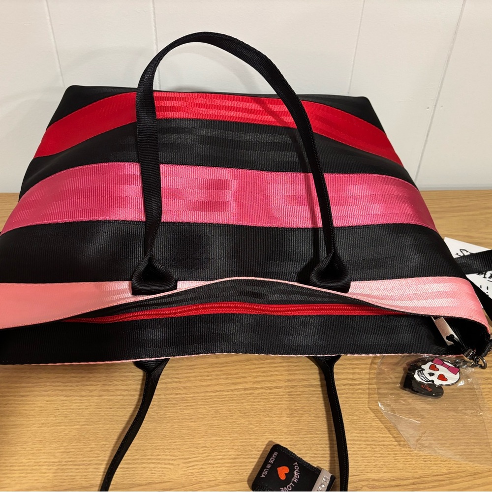 NWOT Harvey’s Tough Love Medium Streamline Tote - Picture 4 of 7